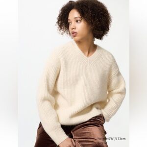 Uniqlo Fluffy V-Neck Wool Blend Sweater in Off White